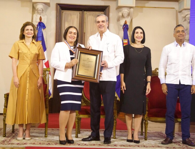 Presidente Abinader entrega Premio Excelencia Magisterial 2023 a cinco ...